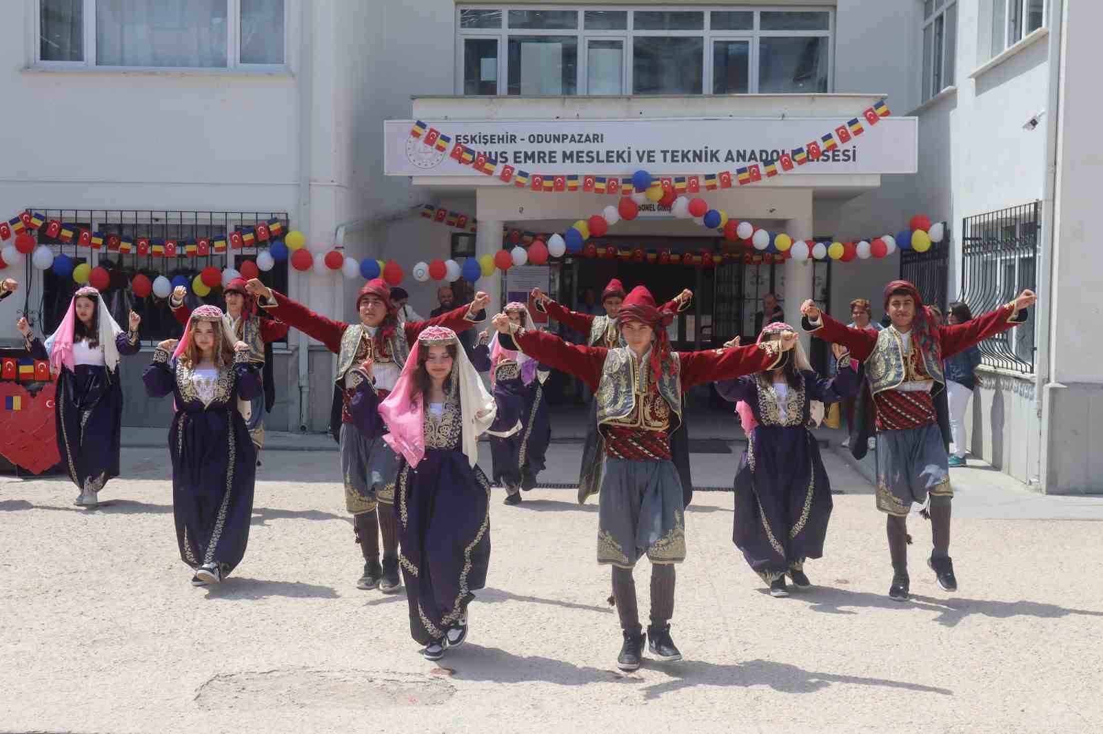 ozel-eskisehire-bin-kilometre-uzaktan-kardes-okul-geliyor