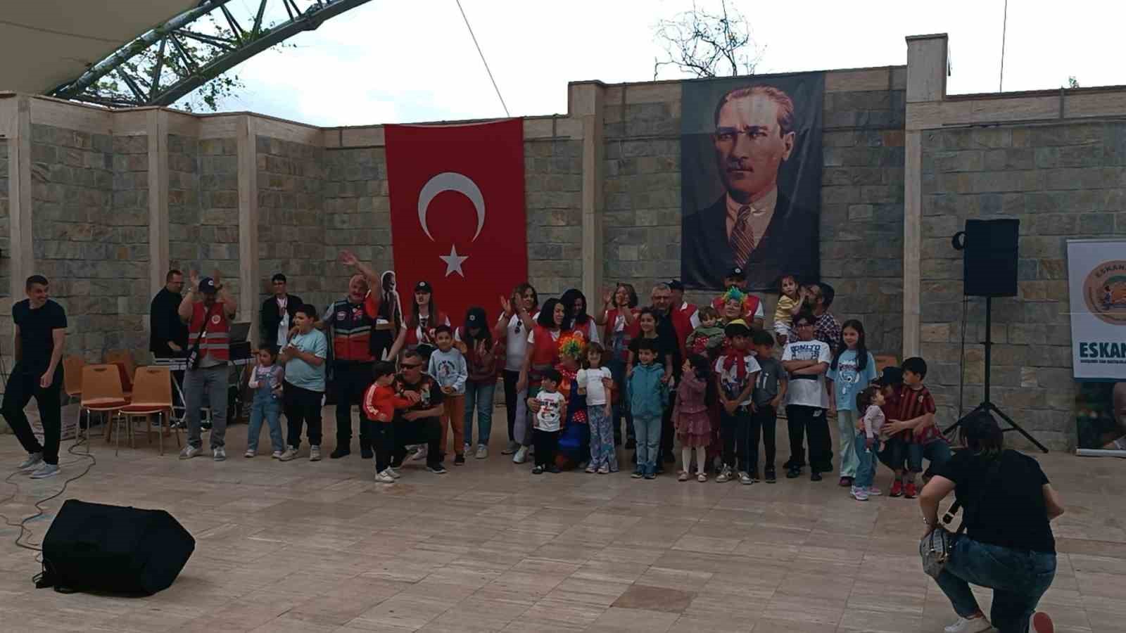 ozel-kanserden-iyilesen-cocuklar-motosikletle-gezdirildi-hayir-panayiri-ve-tiyatro-etkinliklerine-katildi