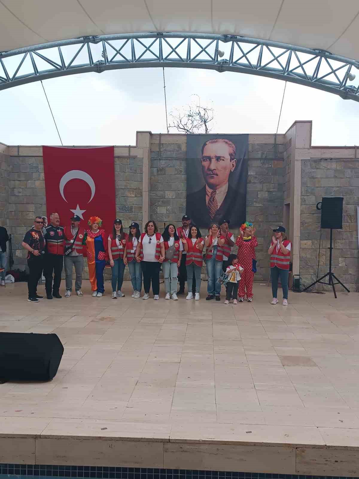 ozel-kanserden-iyilesen-cocuklar-motosikletle-gezdirildi-hayir-panayiri-ve-tiyatro-etkinliklerine-katildi