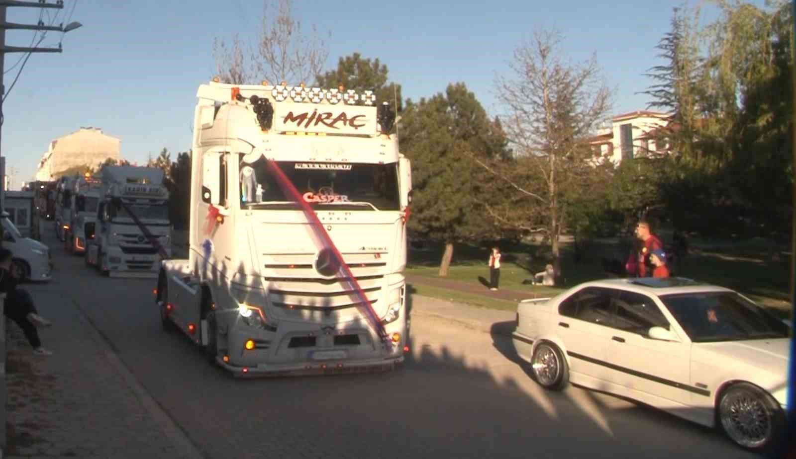 ozel-kaybettigi-agabeyinin-ogluna-15-tir-ile-dugun-konvoyu-yapti