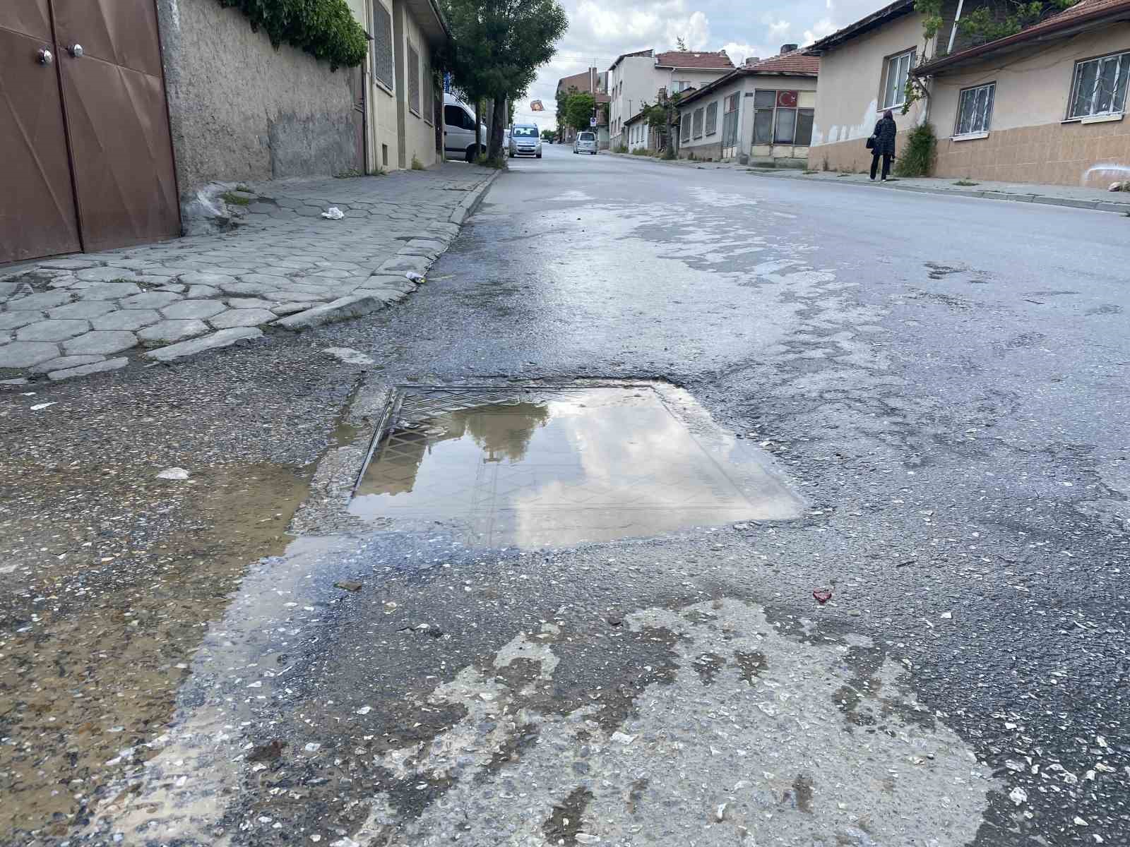 sebeke-suyu-hattindaki-patlak-onarilmayi-bekliyor