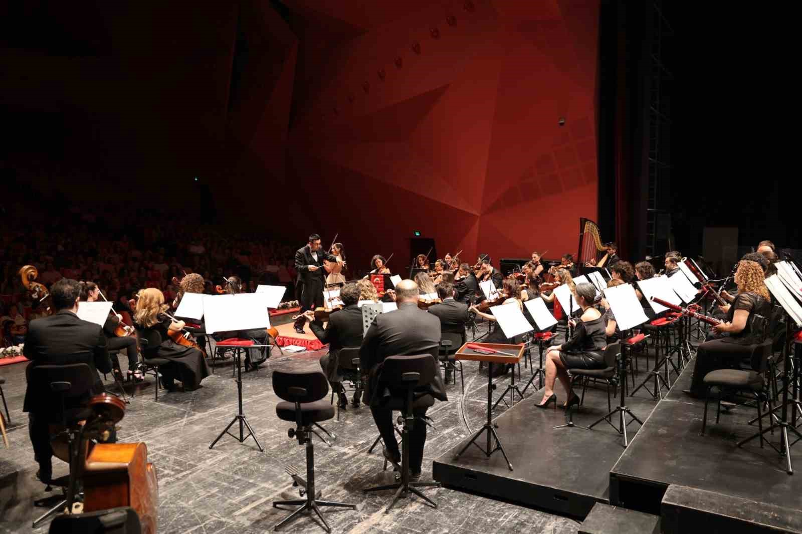 senfoni-orkestrasindan-coskulu-19-mayis-konseri