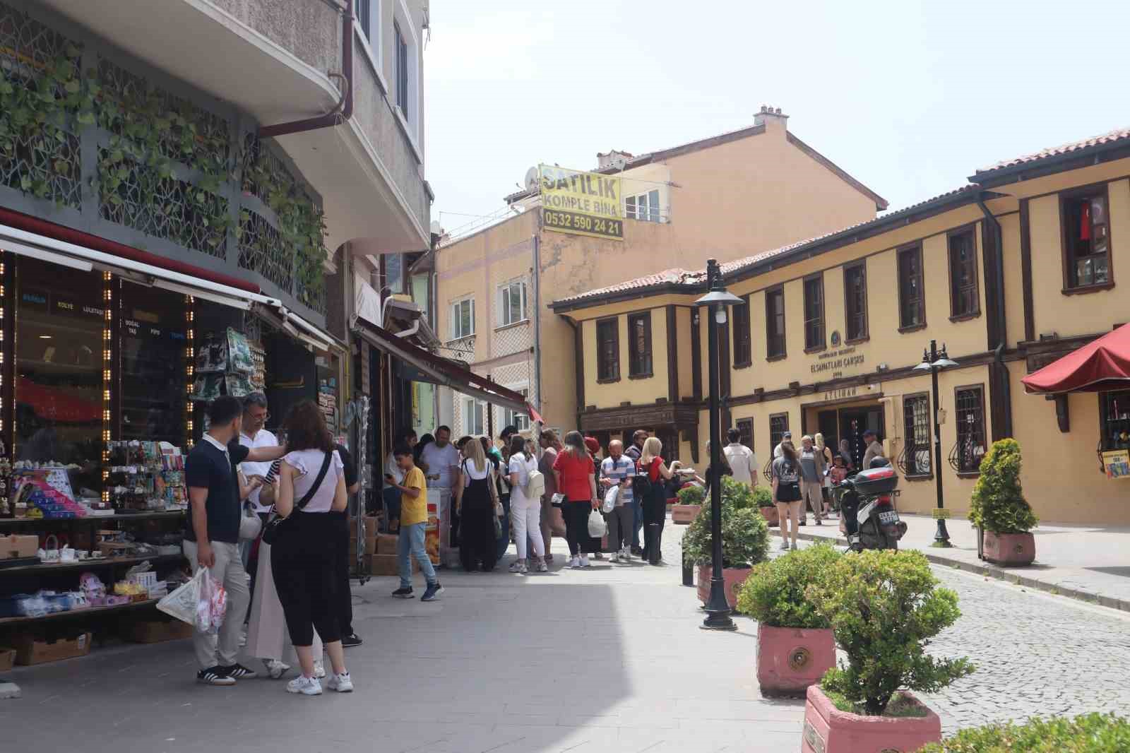 sicak-havayi-firsat-bilen-vatandaslar-sehir-merkezlerinde-yogunluk-olusturdu