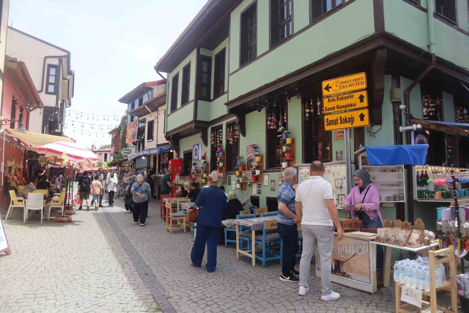 sicak-havayi-firsat-bilen-vatandaslar-sehir-merkezlerinde-yogunluk-olusturdu