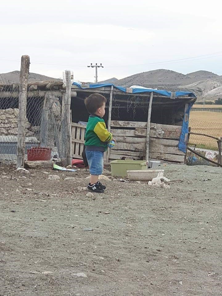 sinek-isirigiyla-yataga-bagimli-kalan-cocugun-onceki-halleri-yurek-burktu