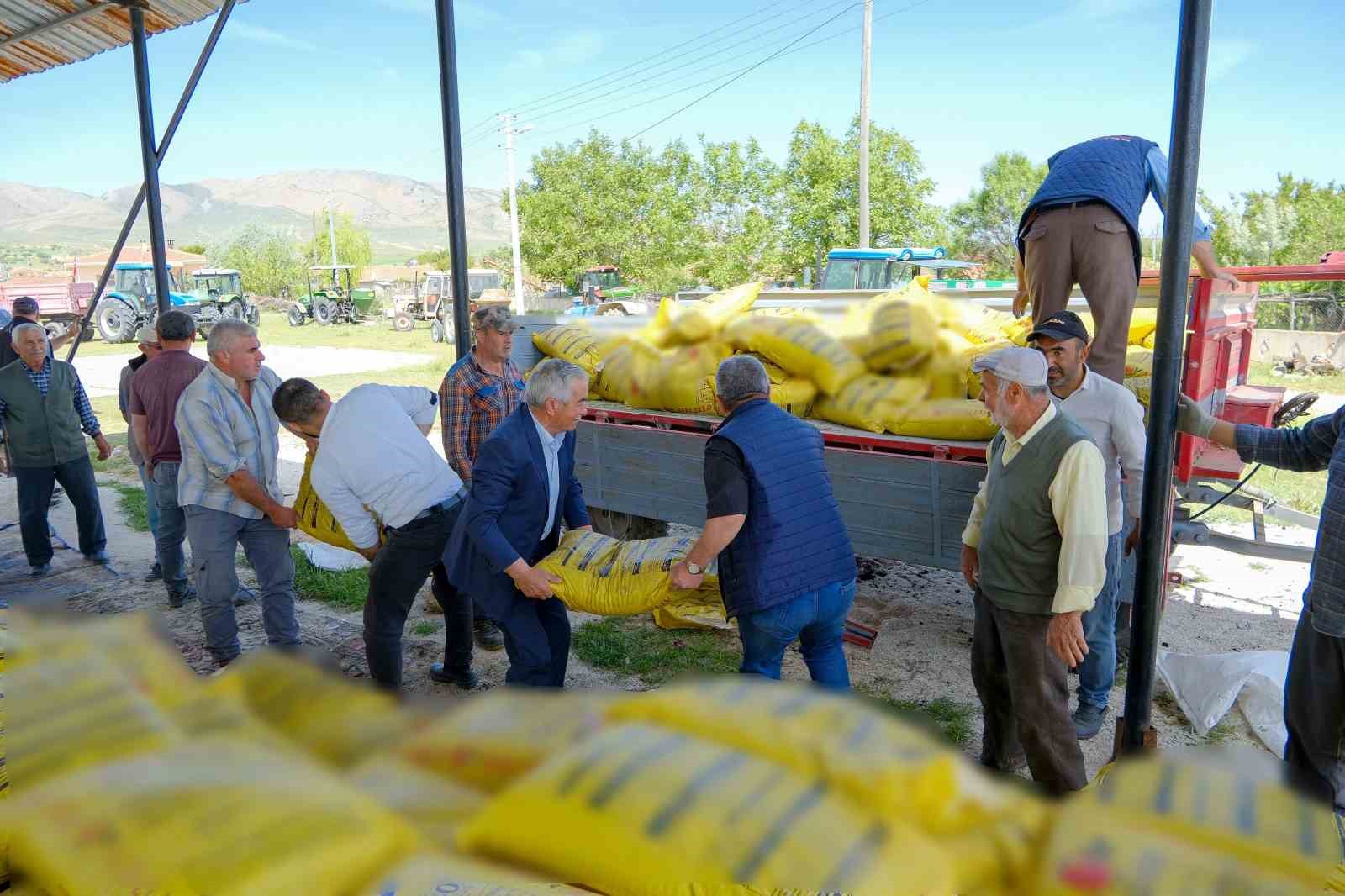 tarimsal-uretim-icin-gubreleme-yapilan-mera-arazisi-3-milyon-metrekareye-ulasti