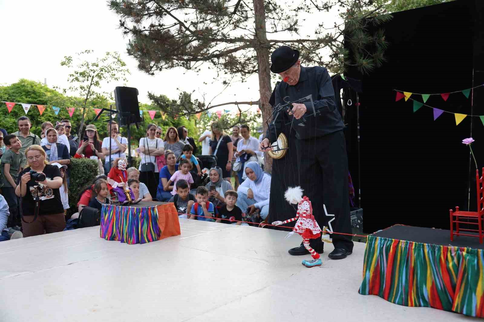 uluslararasi-eskisehir-cocuk-genclik-ve-kukla-tiyatrolari-festivalinde-gorkemli-acilis