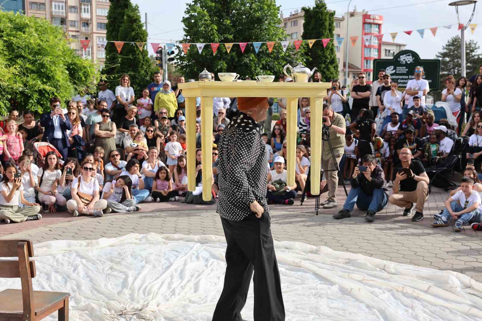 uluslararasi-eskisehir-cocuk-genclik-ve-kukla-tiyatrolari-festivalinde-gorkemli-acilis