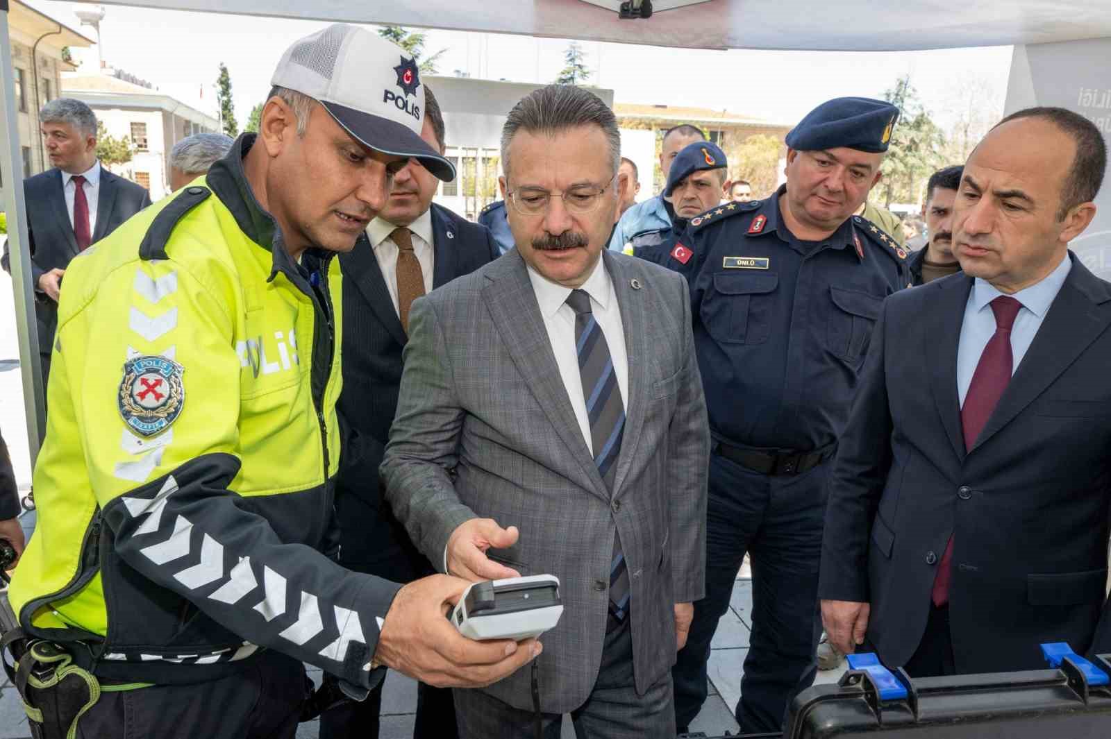 vali-aksoy-polis-ekiplerince-kurulan-stantlari-ziyaret-etti