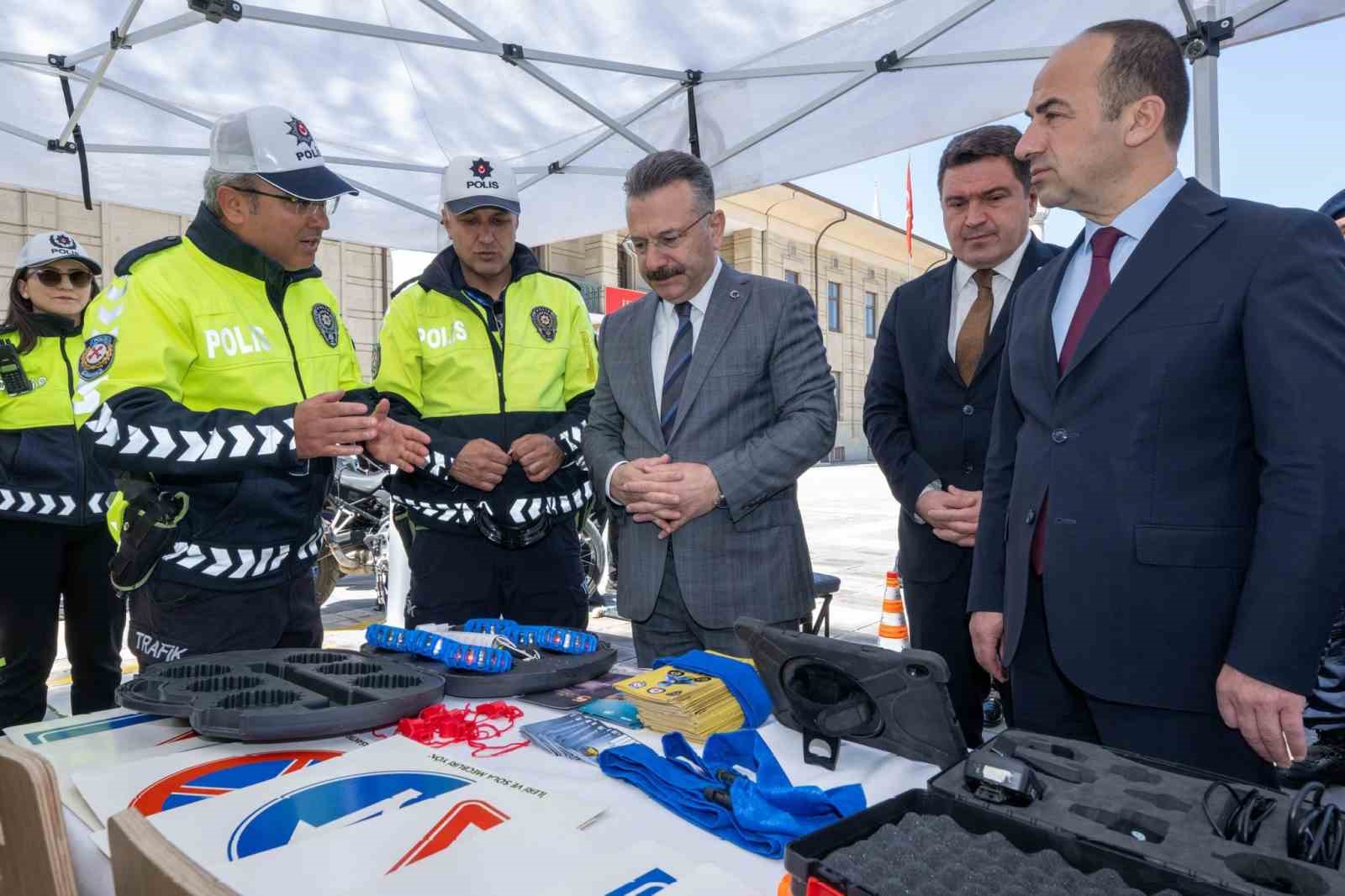 vali-aksoy-polis-ekiplerince-kurulan-stantlari-ziyaret-etti