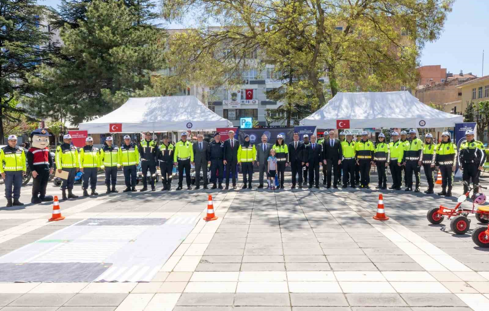 vali-aksoy-polis-ekiplerince-kurulan-stantlari-ziyaret-etti