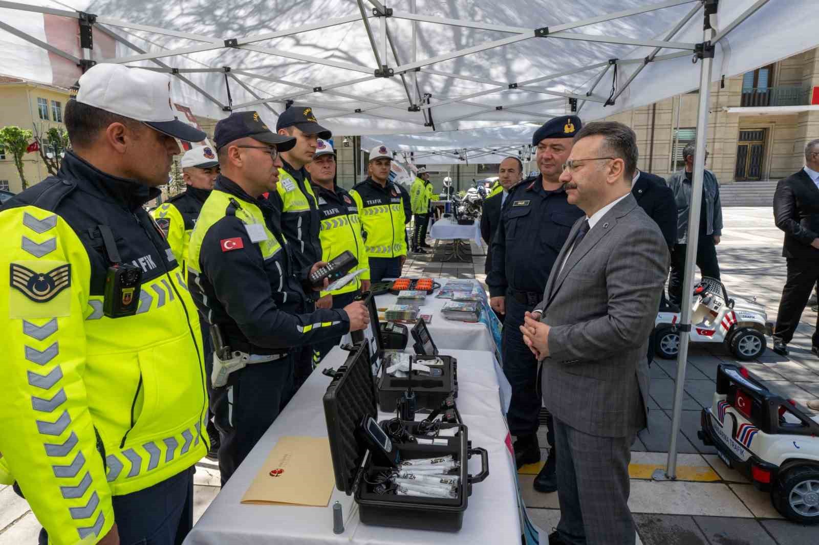 vali-aksoy-polis-ekiplerince-kurulan-stantlari-ziyaret-etti