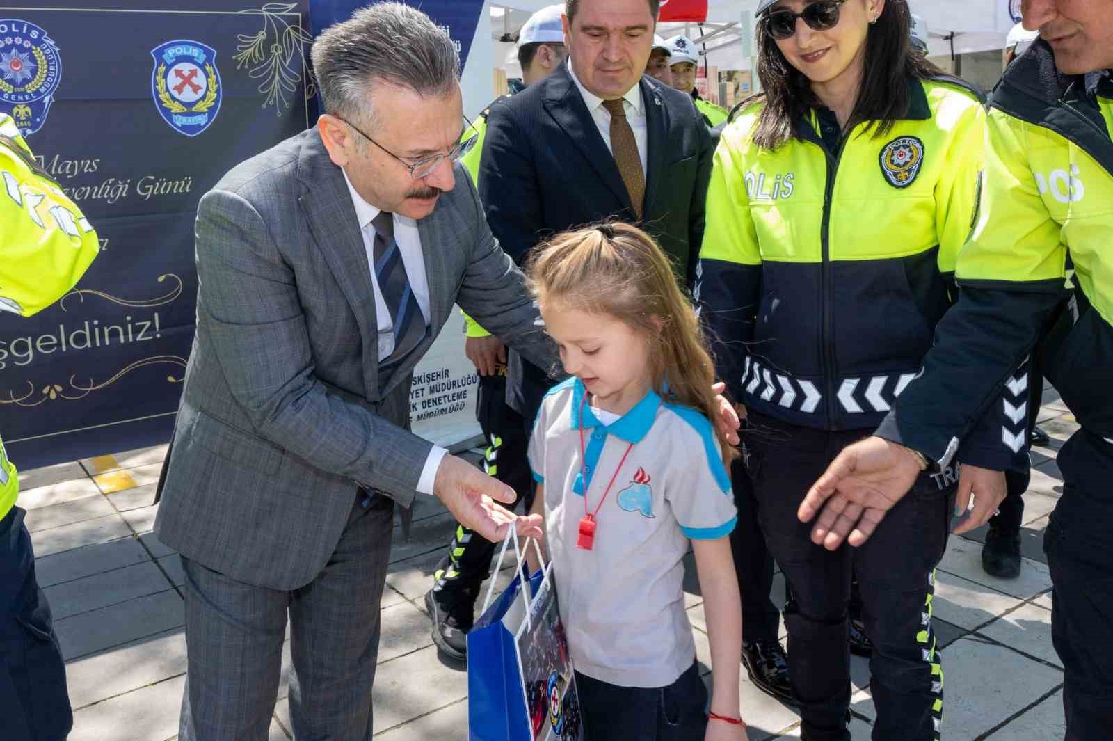 vali-aksoy-polis-ekiplerince-kurulan-stantlari-ziyaret-etti