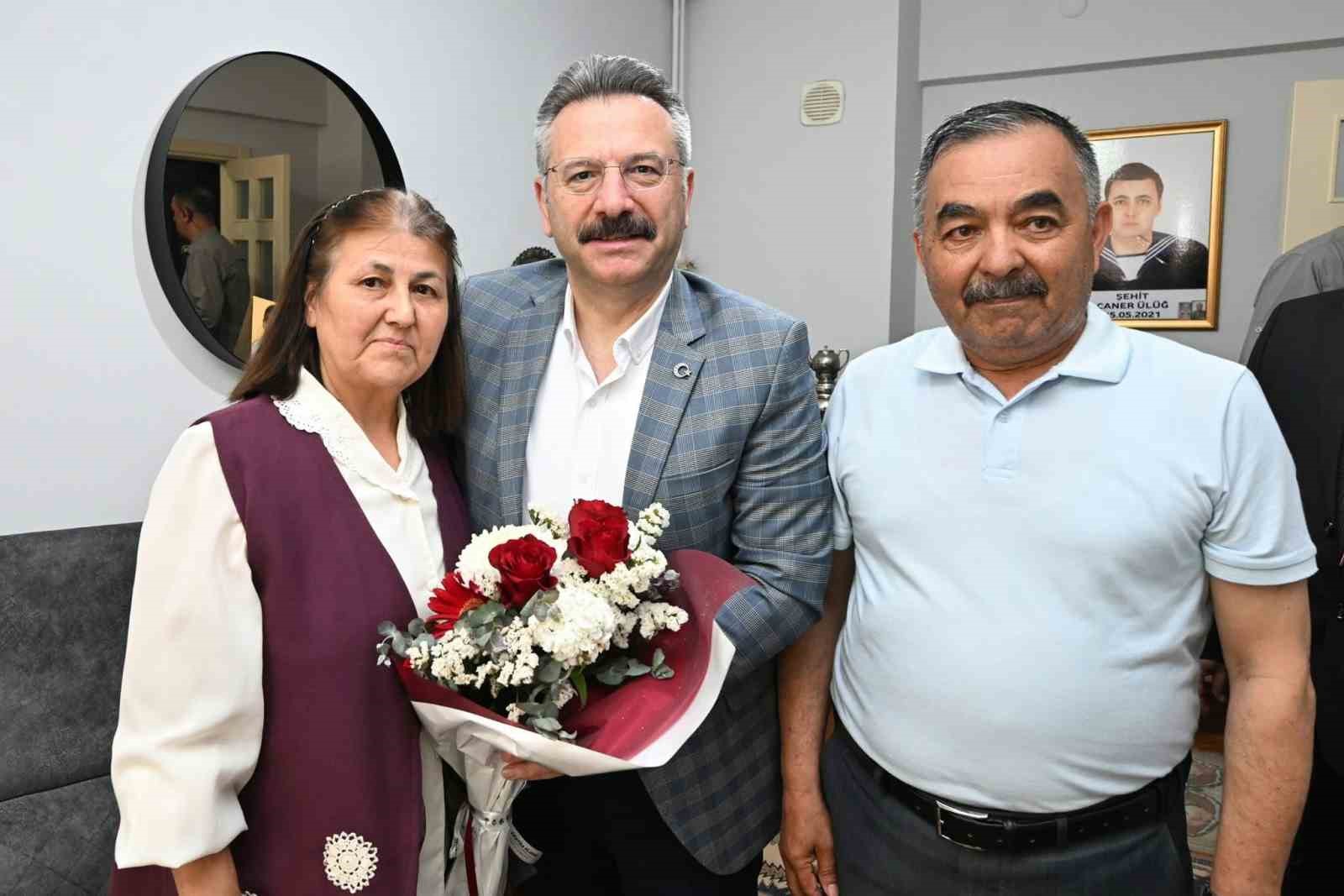 vali-aksoydan-anneler-gununde-sehit-annesine-ziyaret