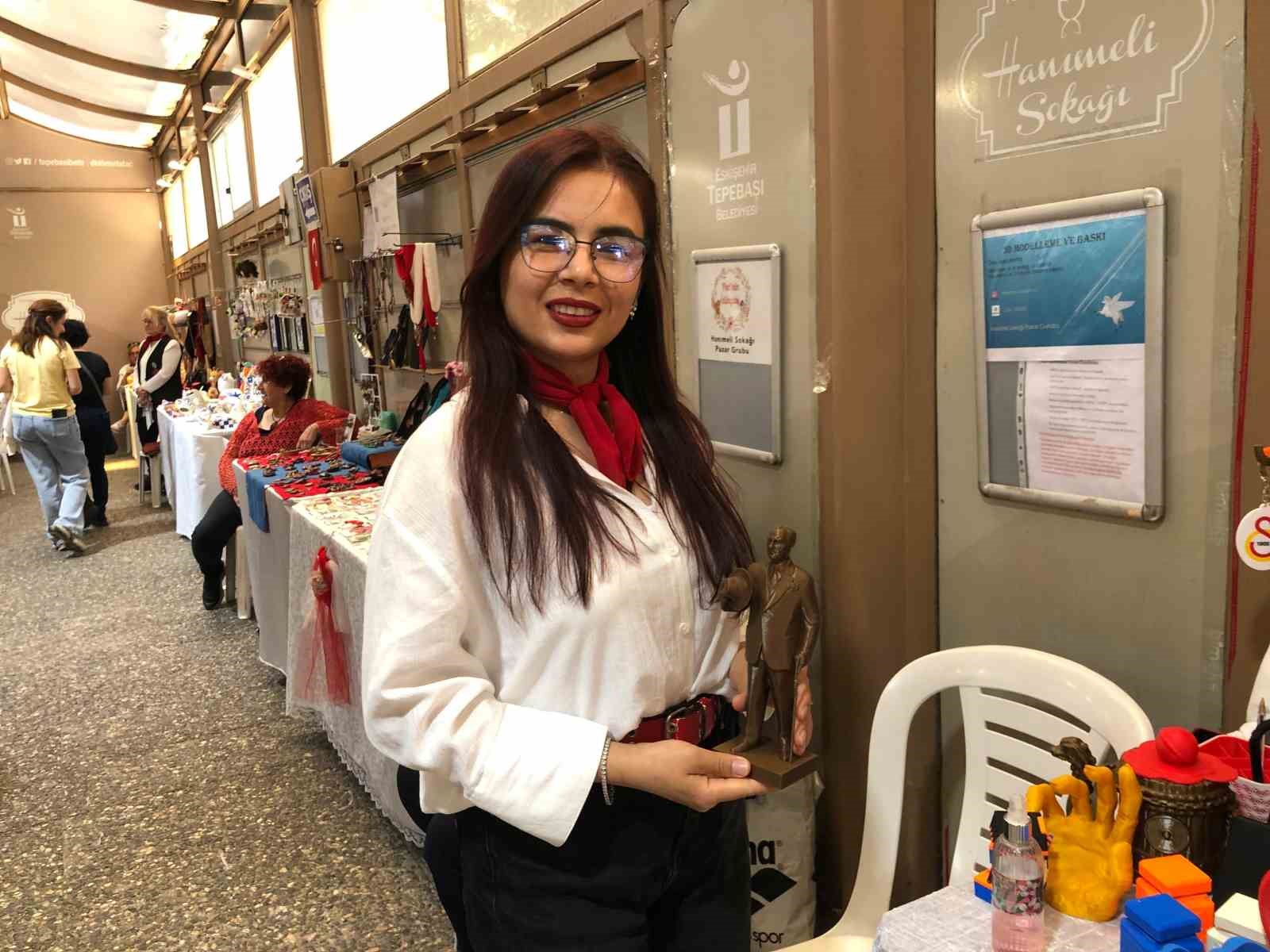 yurt-disindan-gelip-hanimeli-sokaginda-3-boyutlu-baski-ile-urettigi-urunleri-satiyor