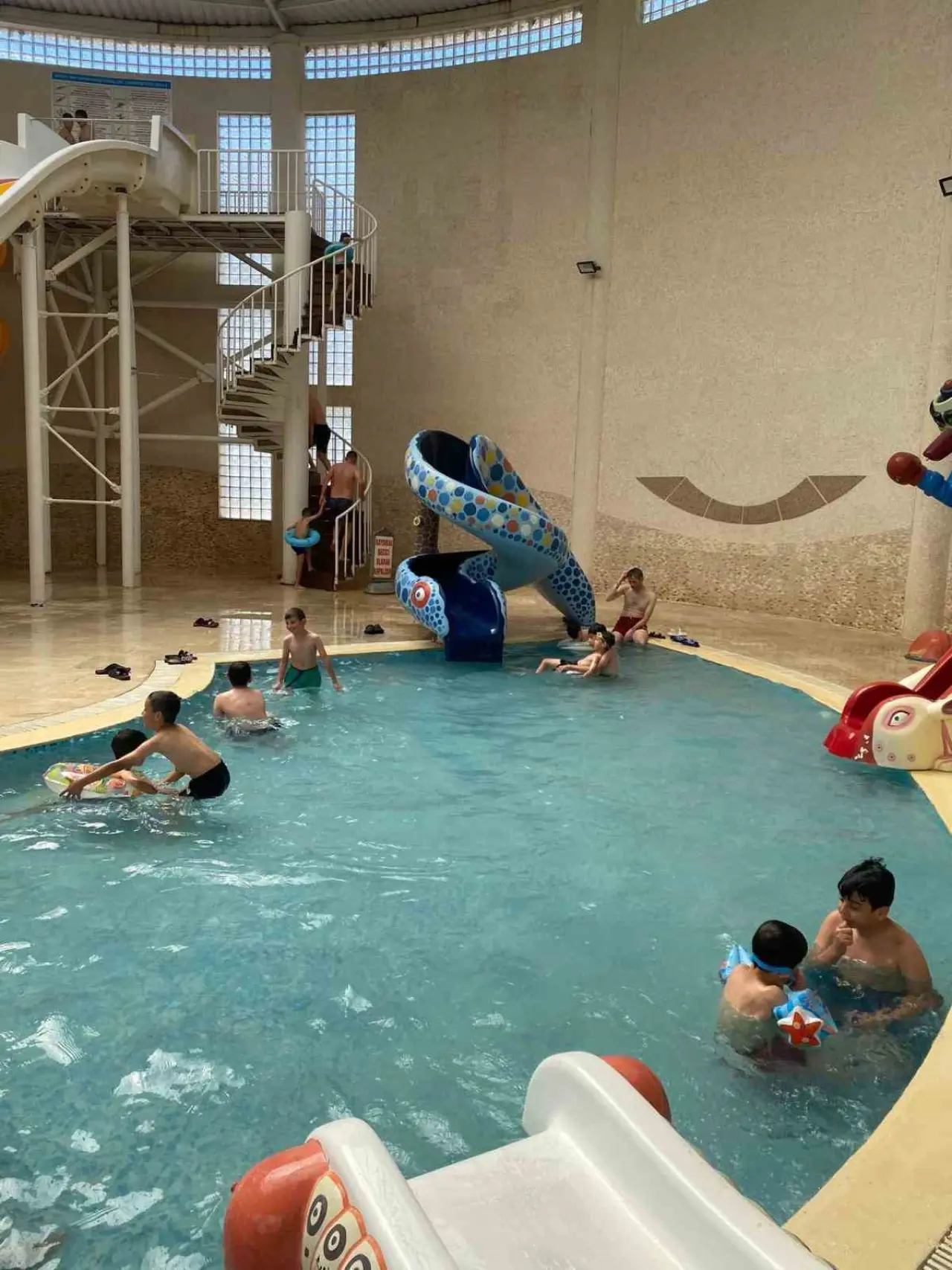 gediz-belediyesinden-ogrencilere-aquapark-surprizi