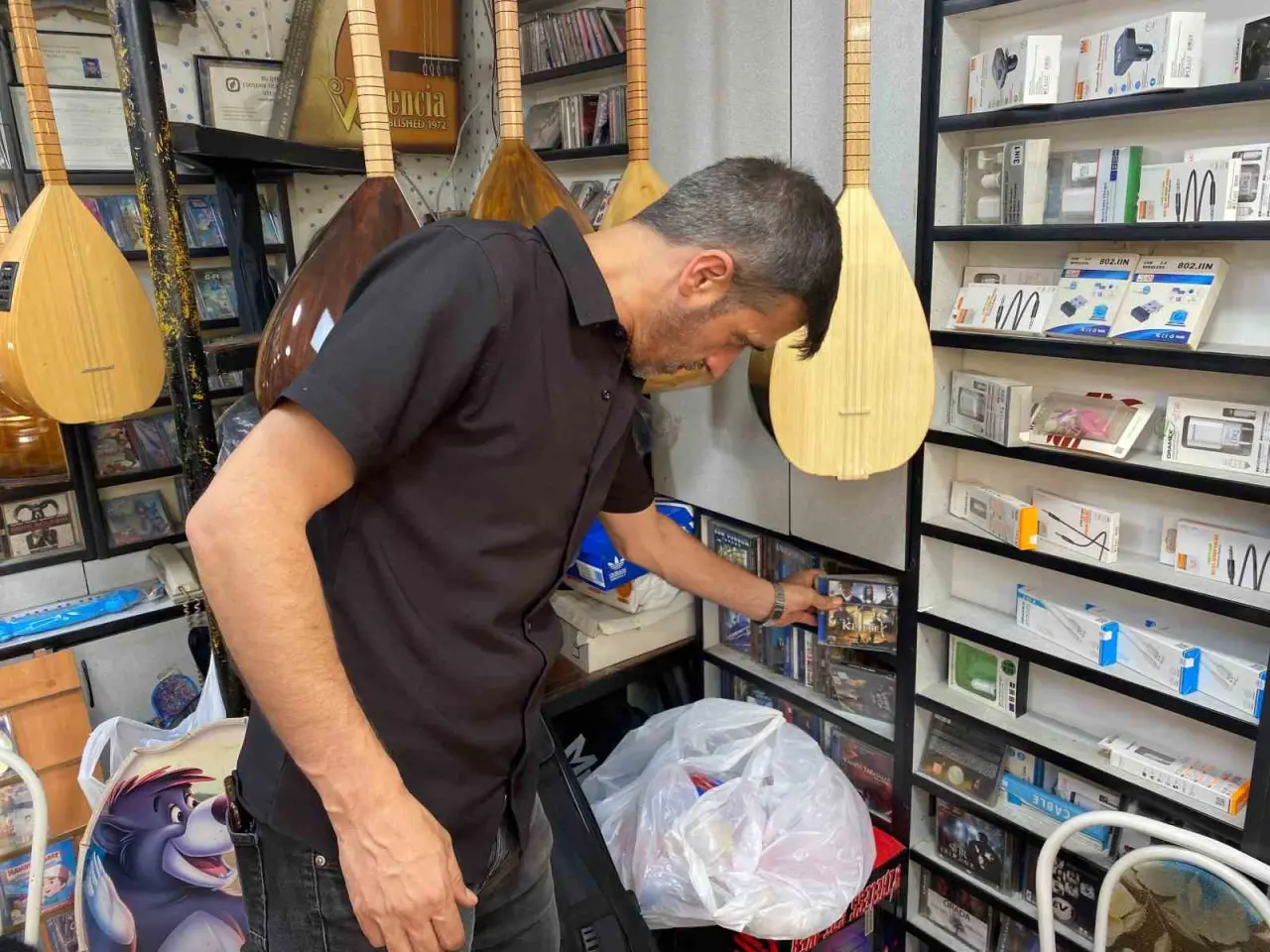 cd-ve-kasetlerin-yerini-muzik-aletleri-aliyor