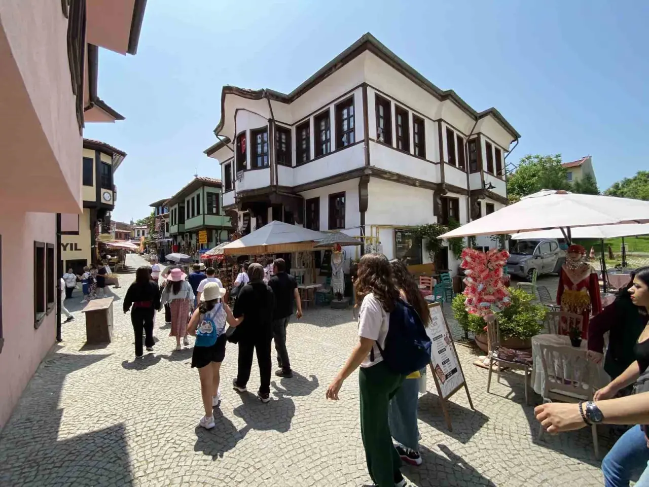 turistler-bayram-tatilinde-tarihi-odunpazari-evlerini-ziyaret-etti