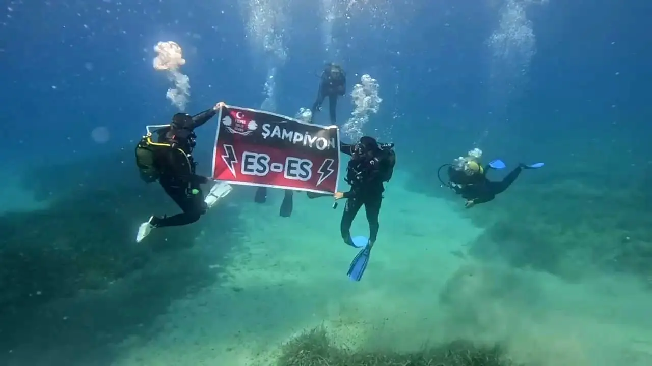 eskisehirsporun-sampiyonlugunu-denizin-26-metre-altinda-kutladilar