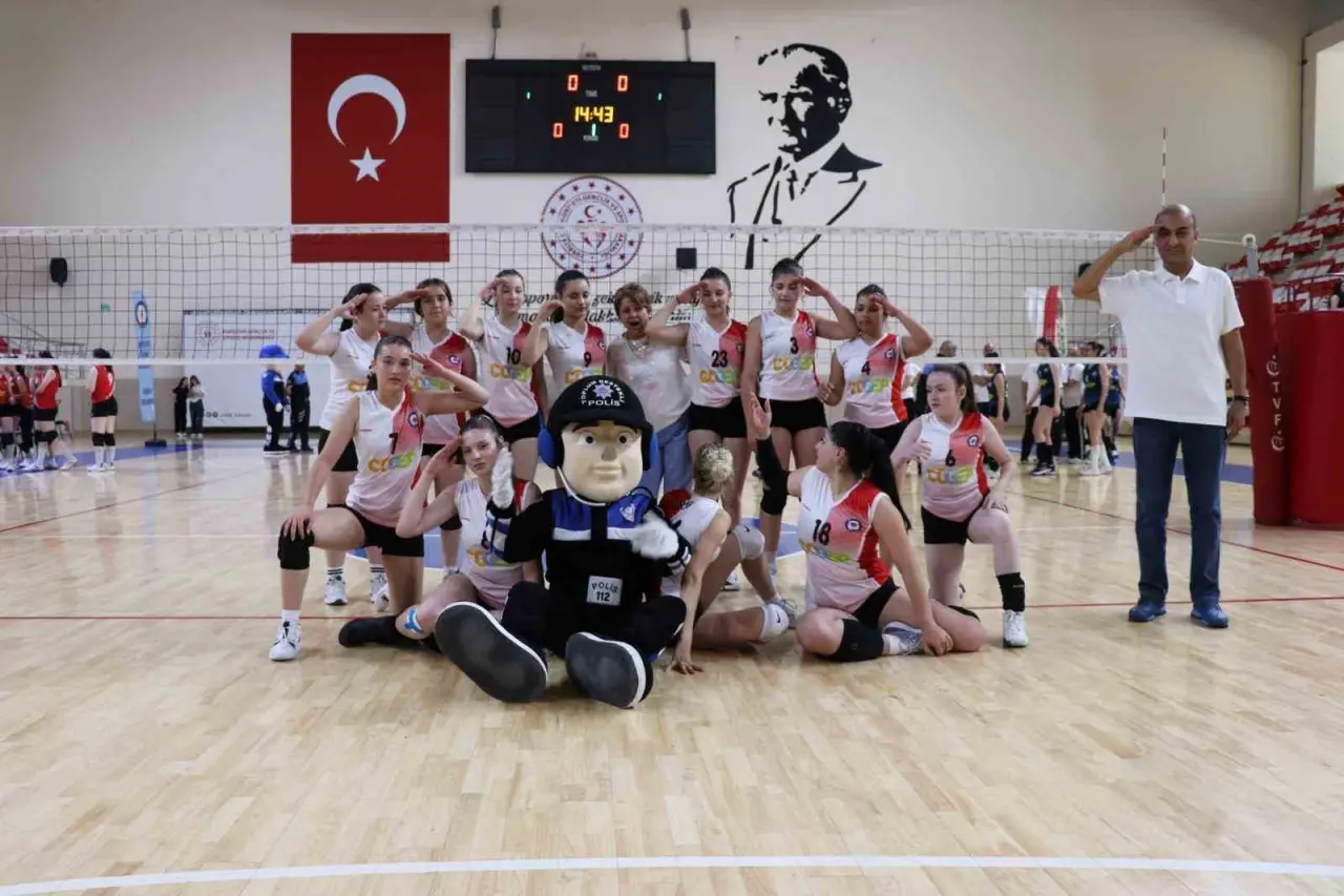 il-emniyet-mudurlugu-tarafindan-duzenlenen-voleybol-turnuvasi-sona-erdi