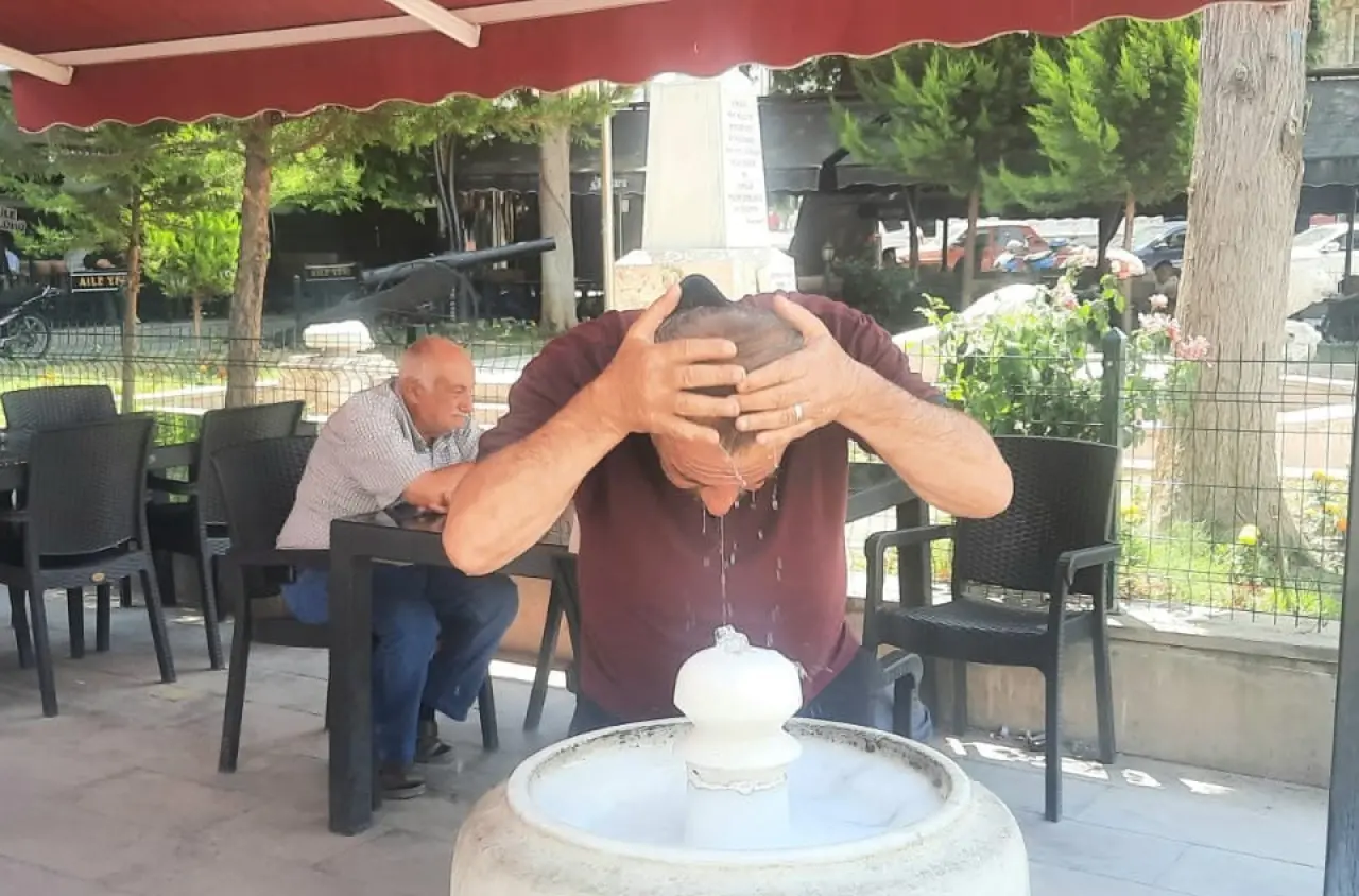bu-ilcenin-sokaklarindaki-cesmelerden-100-yili-askindir-buz-gibi-dogal-kaynak-suyu-akiyor