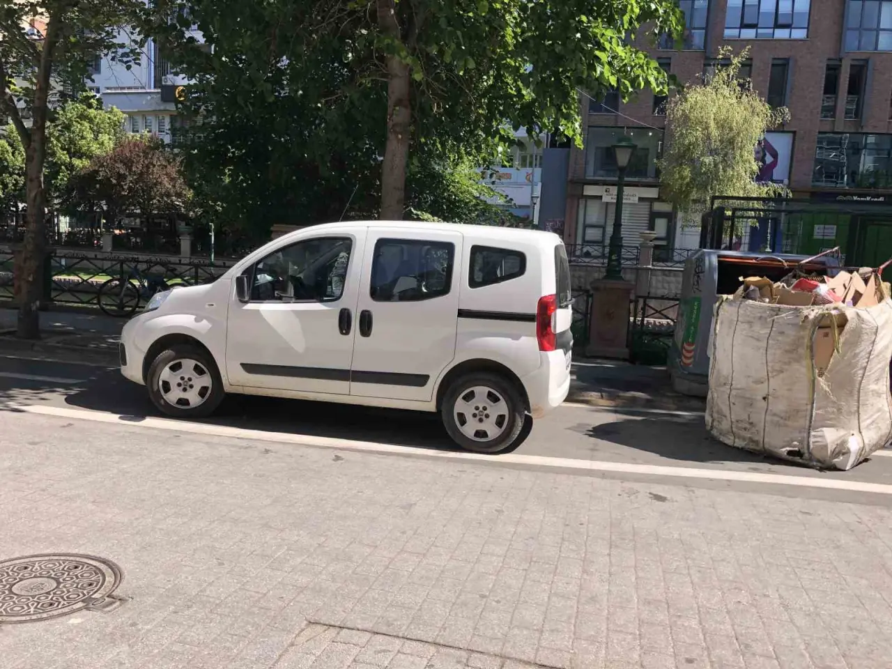yeni-bisiklet-yoluna-arac-engeli