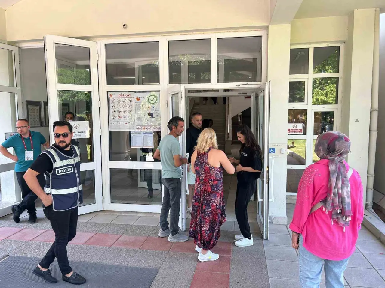 kapilar-kapatildiktan-10-dakika-sonra-gelen-aday-yksye-giremedi