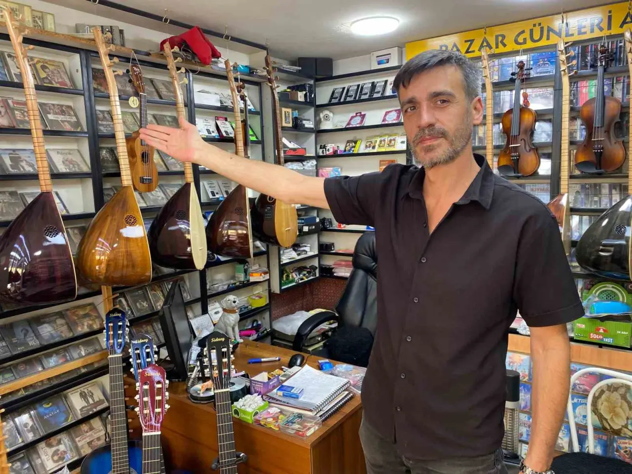 cd-ve-kasetlerin-yerini-muzik-aletleri-aliyor
