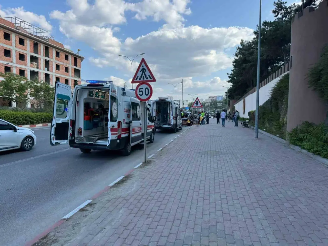 bilecikte-motosiklet-yayaya-carpti-2-yarali