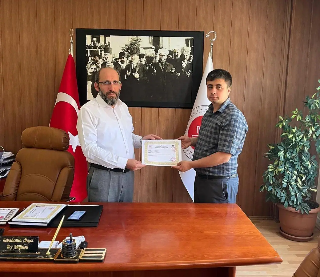 hisarcik-kaymakami-bahardan-ilce-muftusu-akyol-ve-personele-basari-belgesi