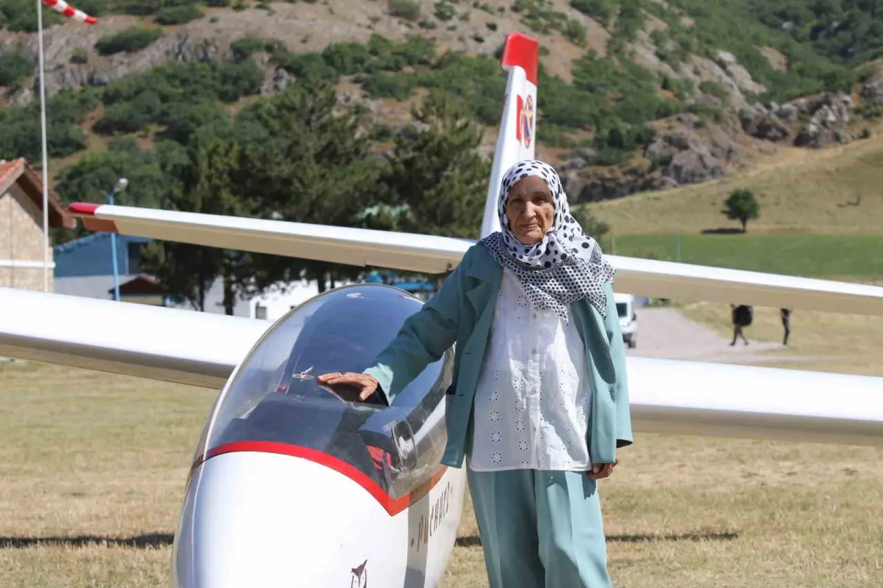 83-yasindaki-kadinin-huzurevinde-kurdugu-ucma-hayali-kokpitte-700-metreye-cikarak-gercek-oldu