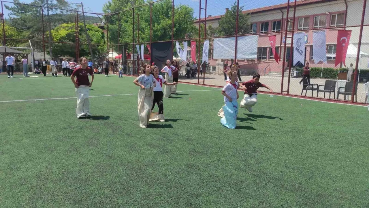 gazimihal-ilk-ve-ortaokulu-mihalfestin-4uncusune-ev-sahipligi-yapti