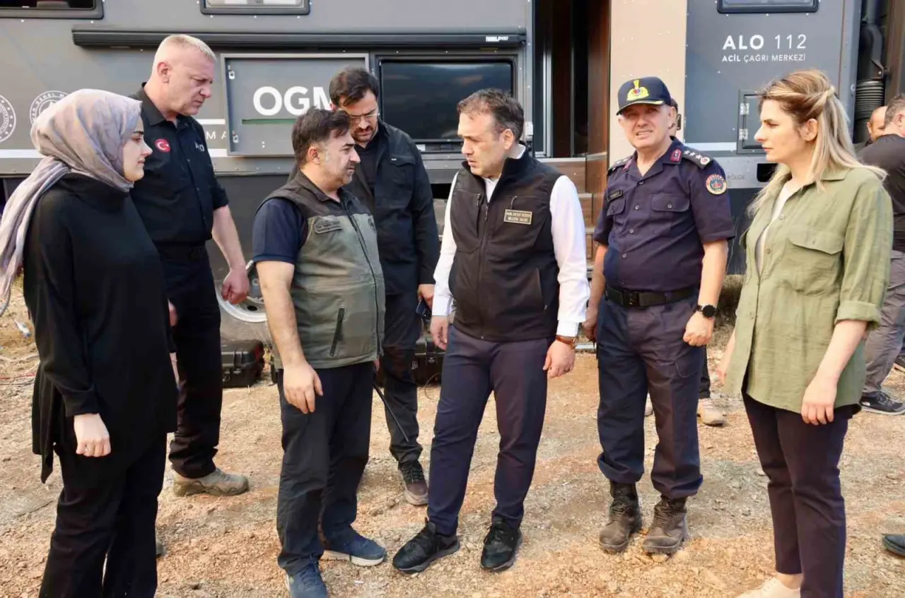 vali-sozer-yangin-bolgesinde-inceleme-yapti
