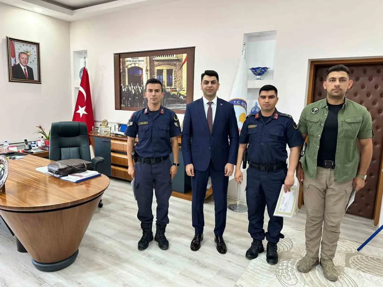 hisarcik-kaymakami-bahardan-ilce-jandarma-komutani-korkut-ve-personele-basari-belgesi