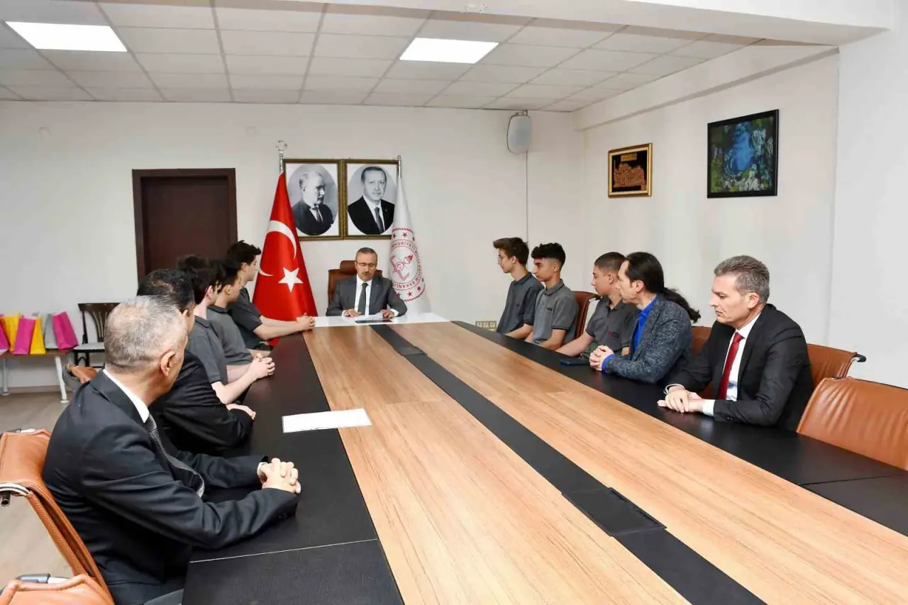 uluslararasi-robot-yarismasinda-derece-alan-ogrencilerden-il-milli-egitim-muduru-aydina-ziyaret