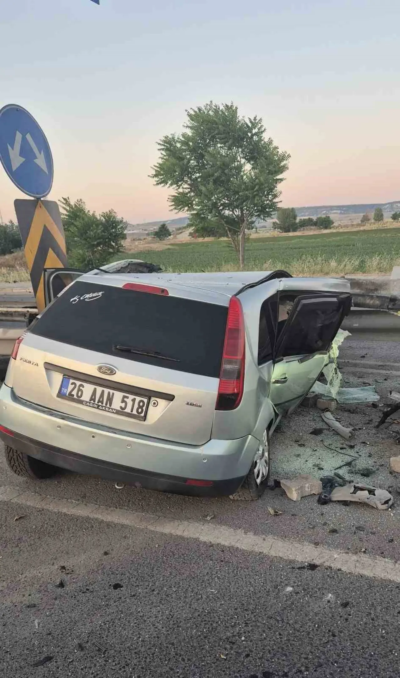 bariyere-carpan-otomobil-hurdaya-dondu