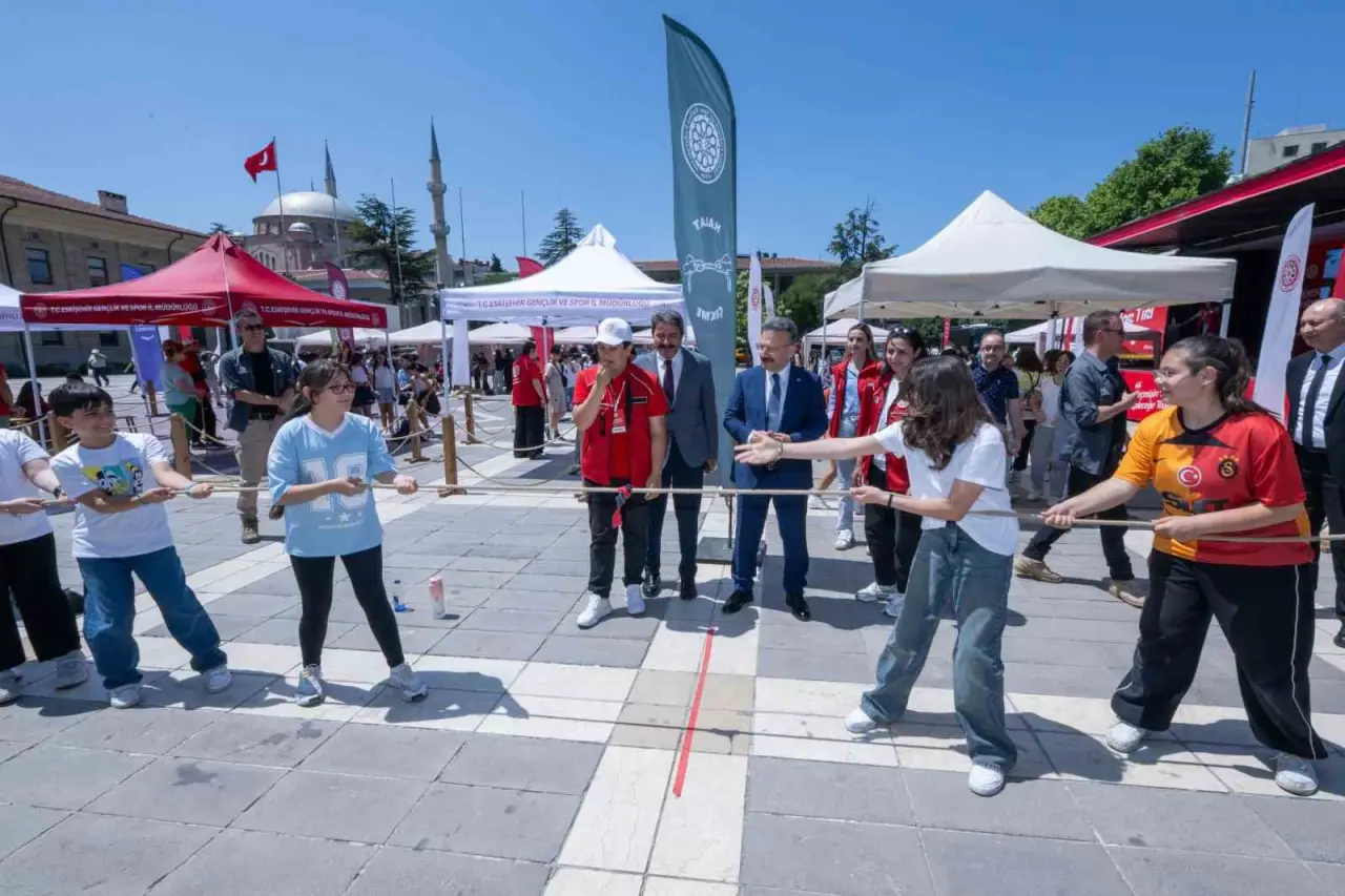 vali-aksoy-geleneksel-oyunlar-tirini-ziyaret-etti