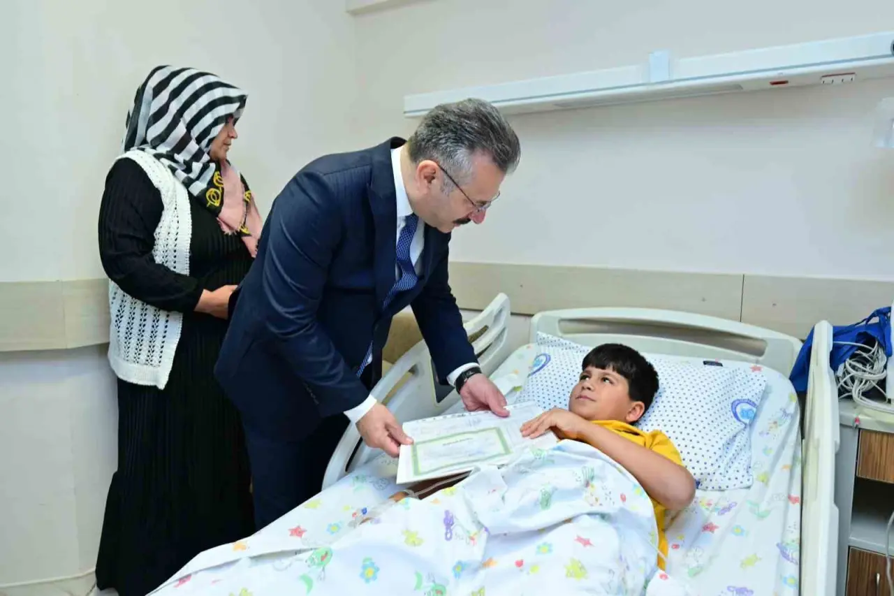 hastanede-tedavi-goren-ogrencilere-karnelerini-vali-aksoy-dagitti