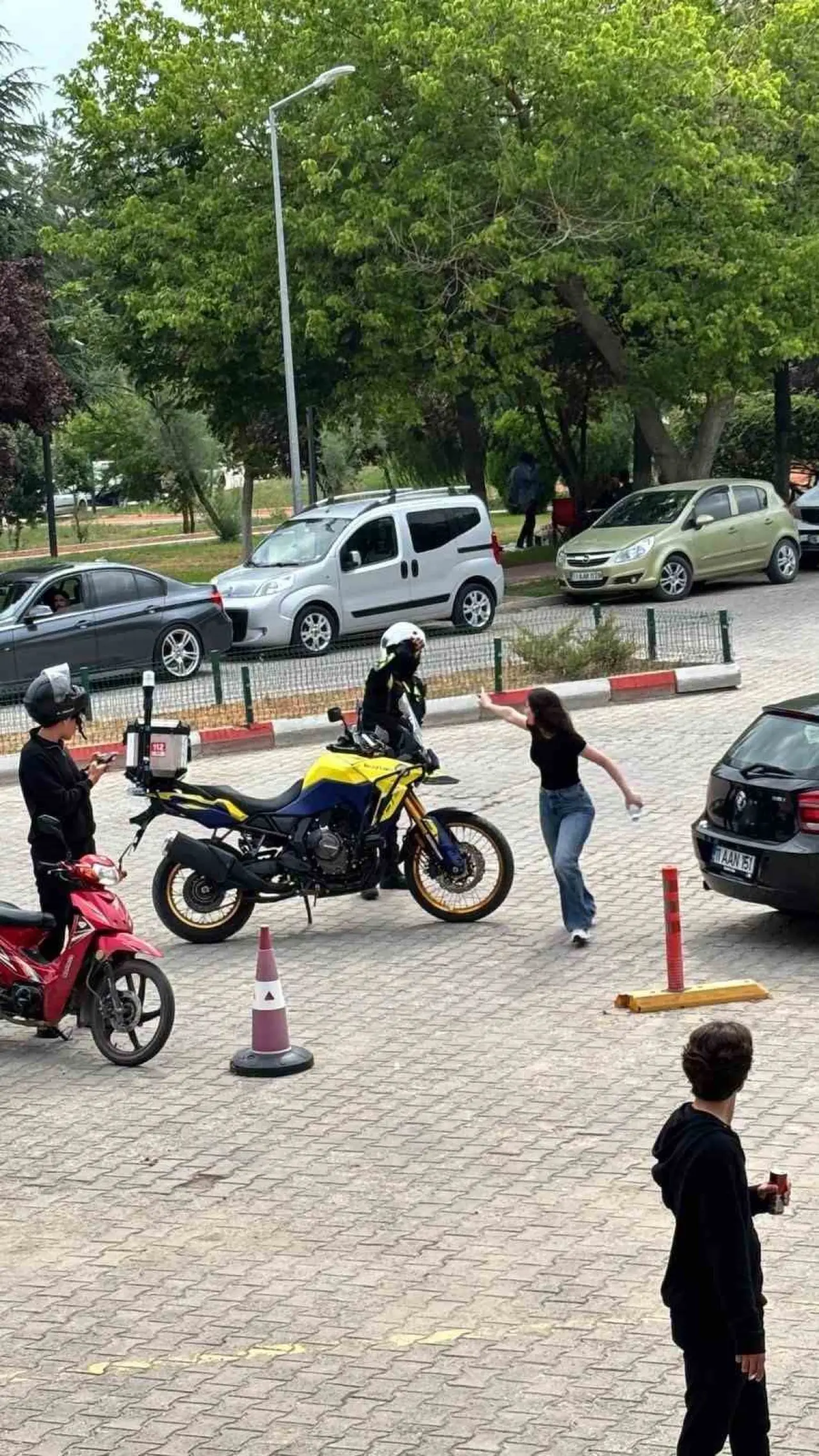 yksde-kimligini-unutan-ogrencinin-imdadina-polis-yetisti