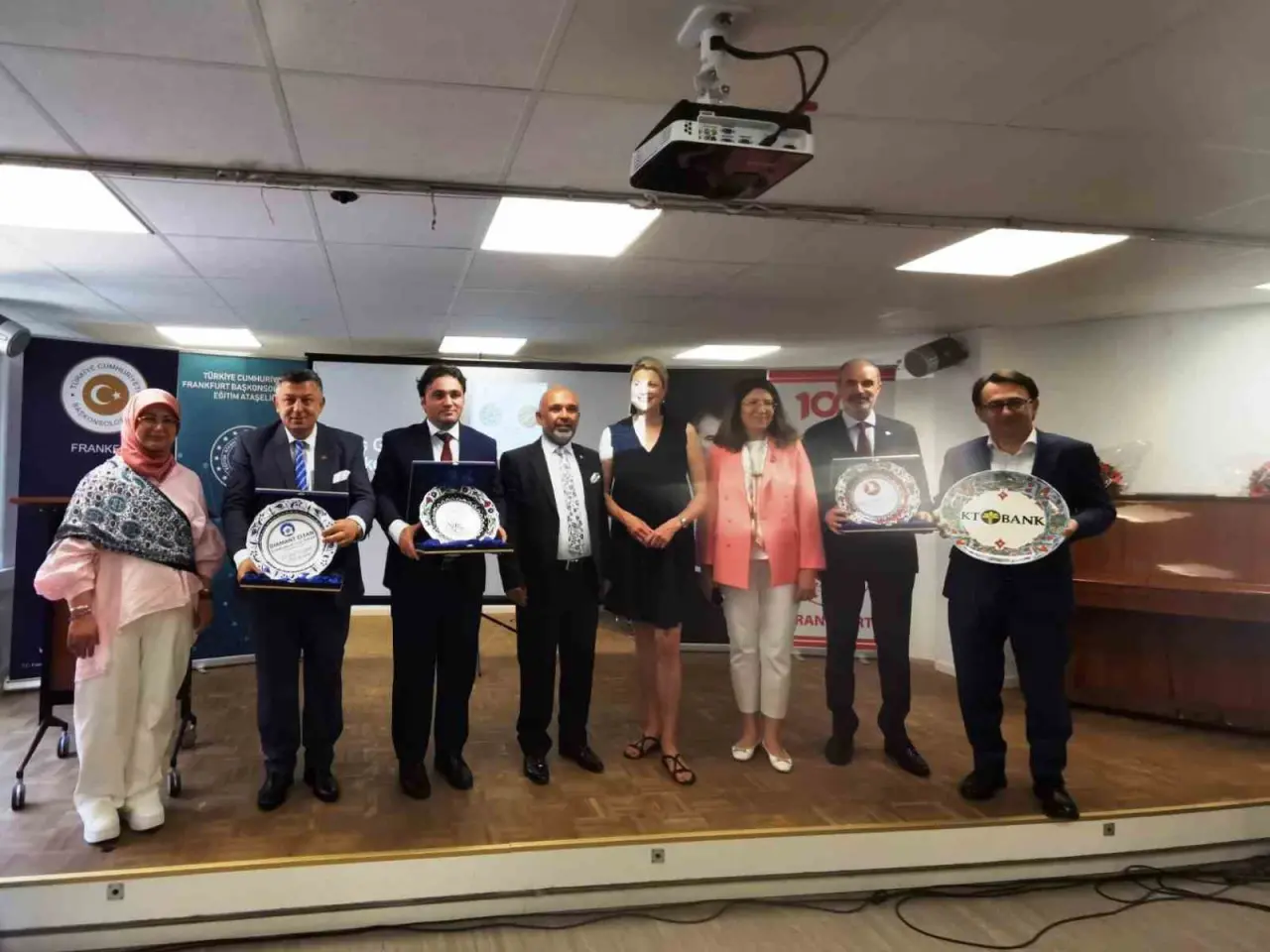 almanyada-sergilenen-kutahyanin-cini-eserleri-buyuk-ilgi-gordu