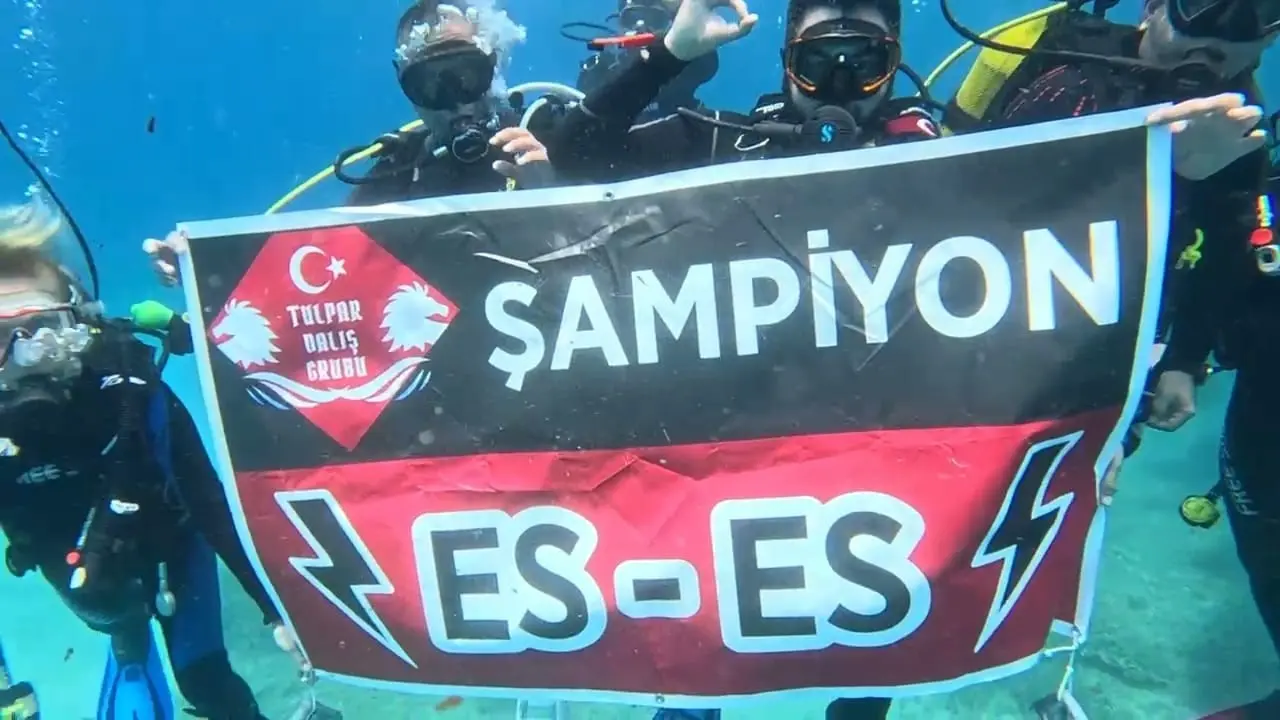 eskisehirsporun-sampiyonlugunu-denizin-26-metre-altinda-kutladilar