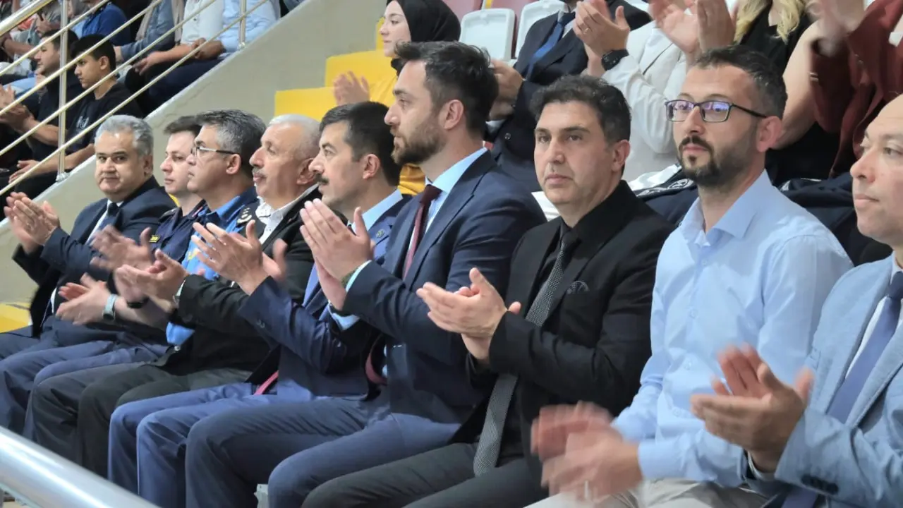 tavsanlida-mezuniyet-sevinci