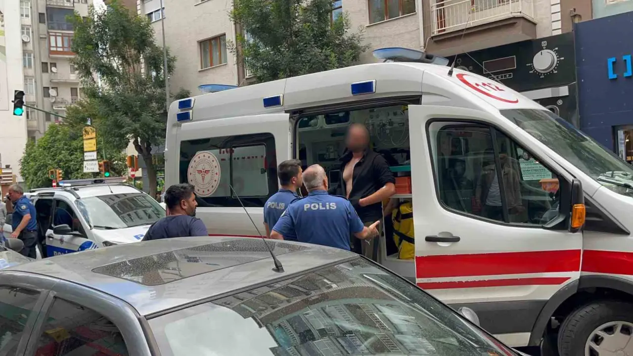 kontrolu-kaybedilen-otomobil-park-halindeki-araclara-carpti