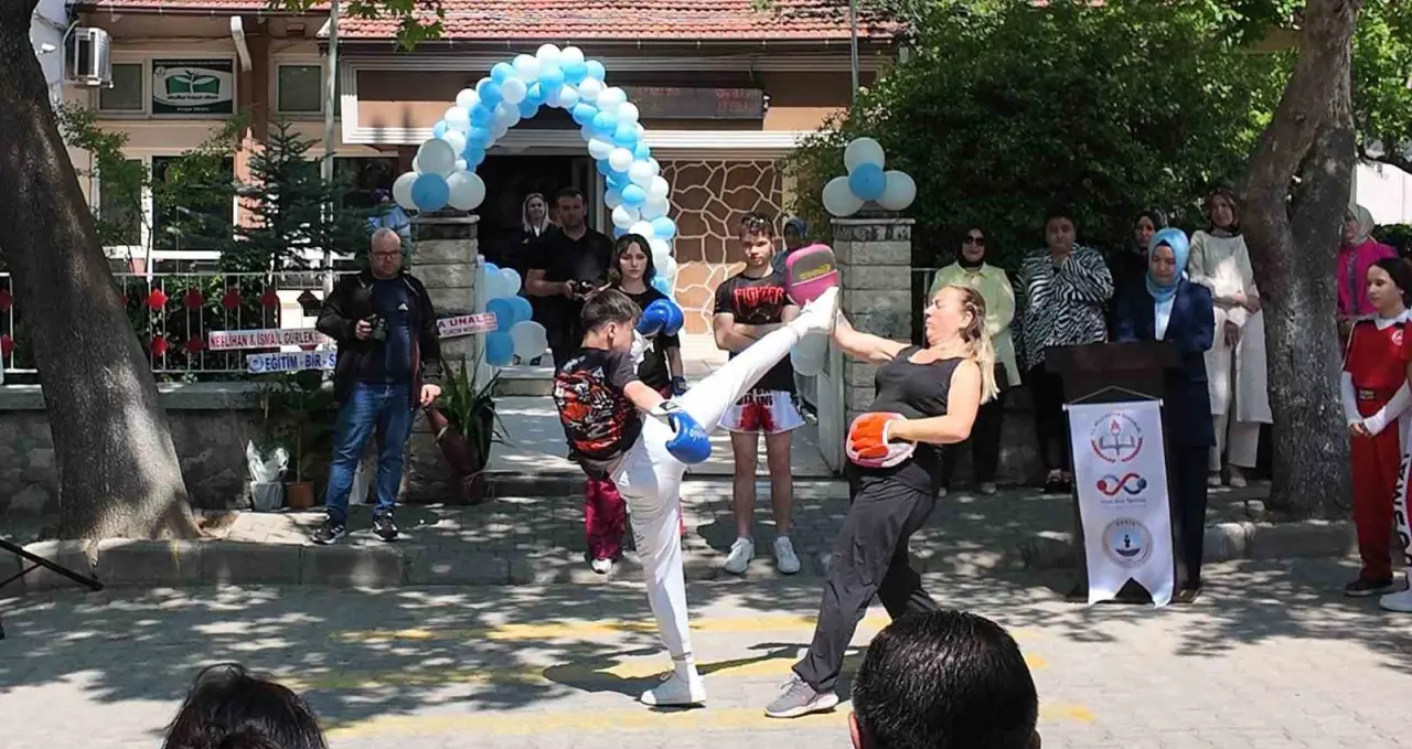gedizli-kick-boksculardan-izmir-turkiye-sampiyonasi-oncesi-buyuk-basari