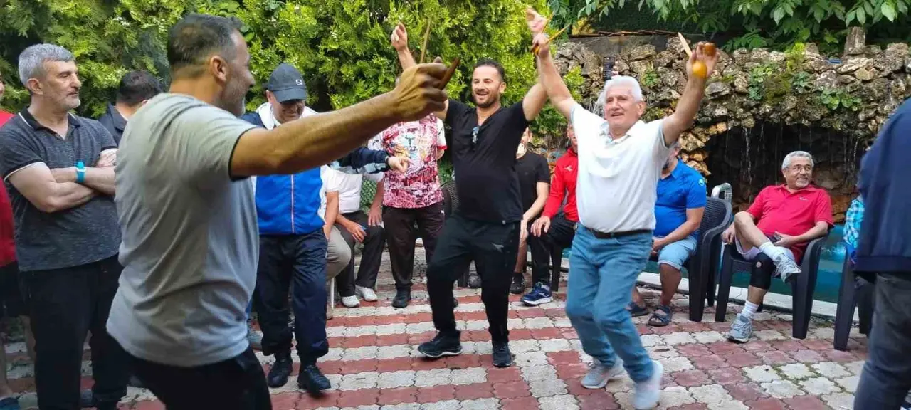 masterler-dernegi-uyeleri-dostluk-maci-sonrasi-gonullerince-eglendi