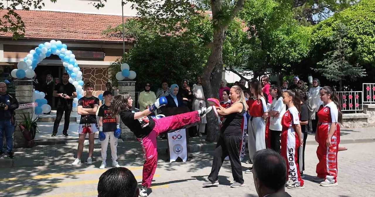 gedizli-kick-boksculardan-izmir-turkiye-sampiyonasi-oncesi-buyuk-basari