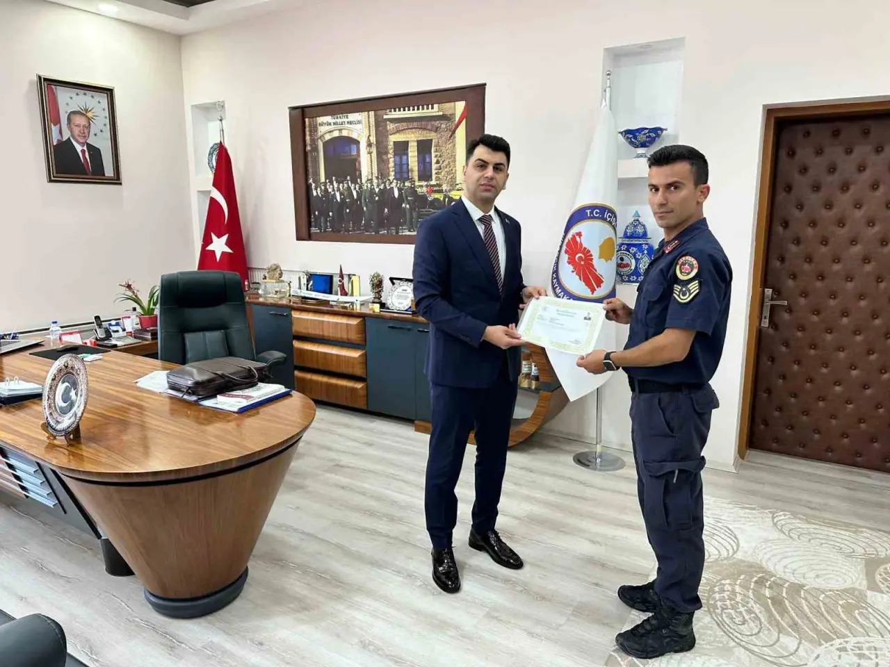 hisarcik-kaymakami-bahardan-ilce-jandarma-komutani-korkut-ve-personele-basari-belgesi