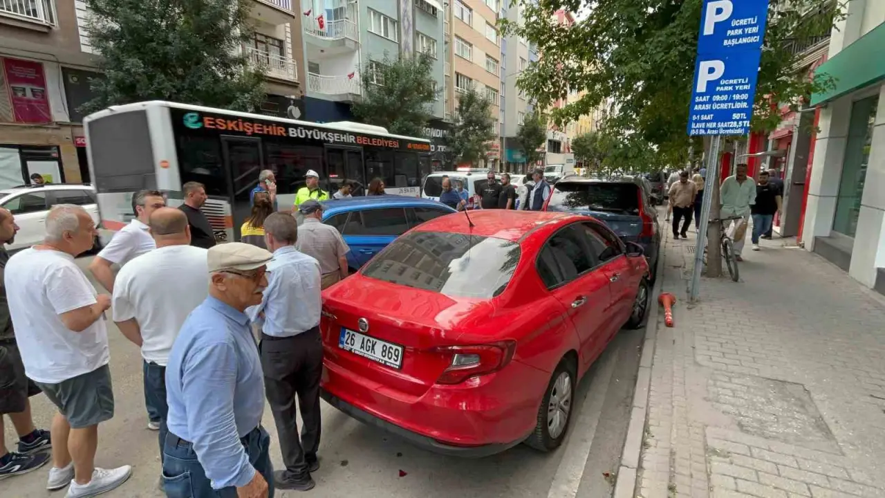 kontrolu-kaybedilen-otomobil-park-halindeki-araclara-carpti
