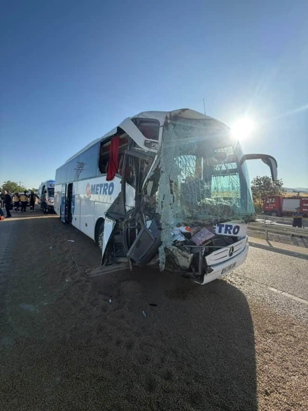 yolcu-otobusu-ve-tirin-da-karistigi-zincirleme-kazada-24-kisi-yaralandi