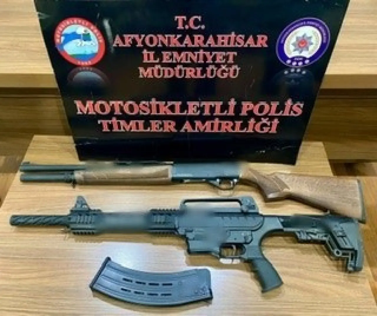 polis-bir-hafta-boyunca-yaptigi-denetimlerde-uyusturucu-bicak-ve-silah-ele-gecirdi